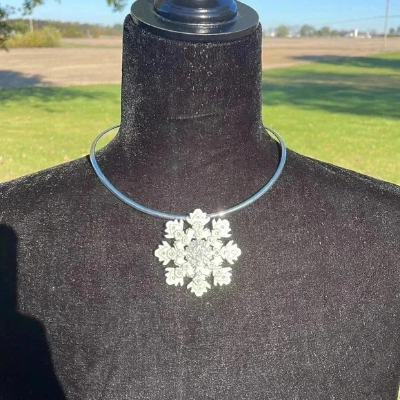 Lauren Spencer NWT Silver Tone Cream Sparkle Snowflake Choker - Picture 1 of 9